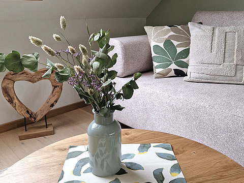 Blume auf dem Tisch in unserer Ferienwohnung
